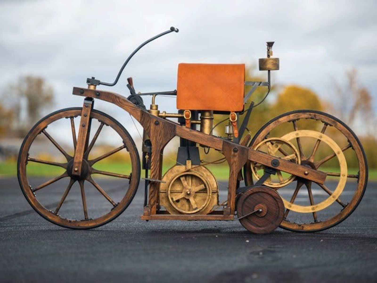 29 sierpnia 1885 roku Daimler uzyskał patent na pierwszy motocykl