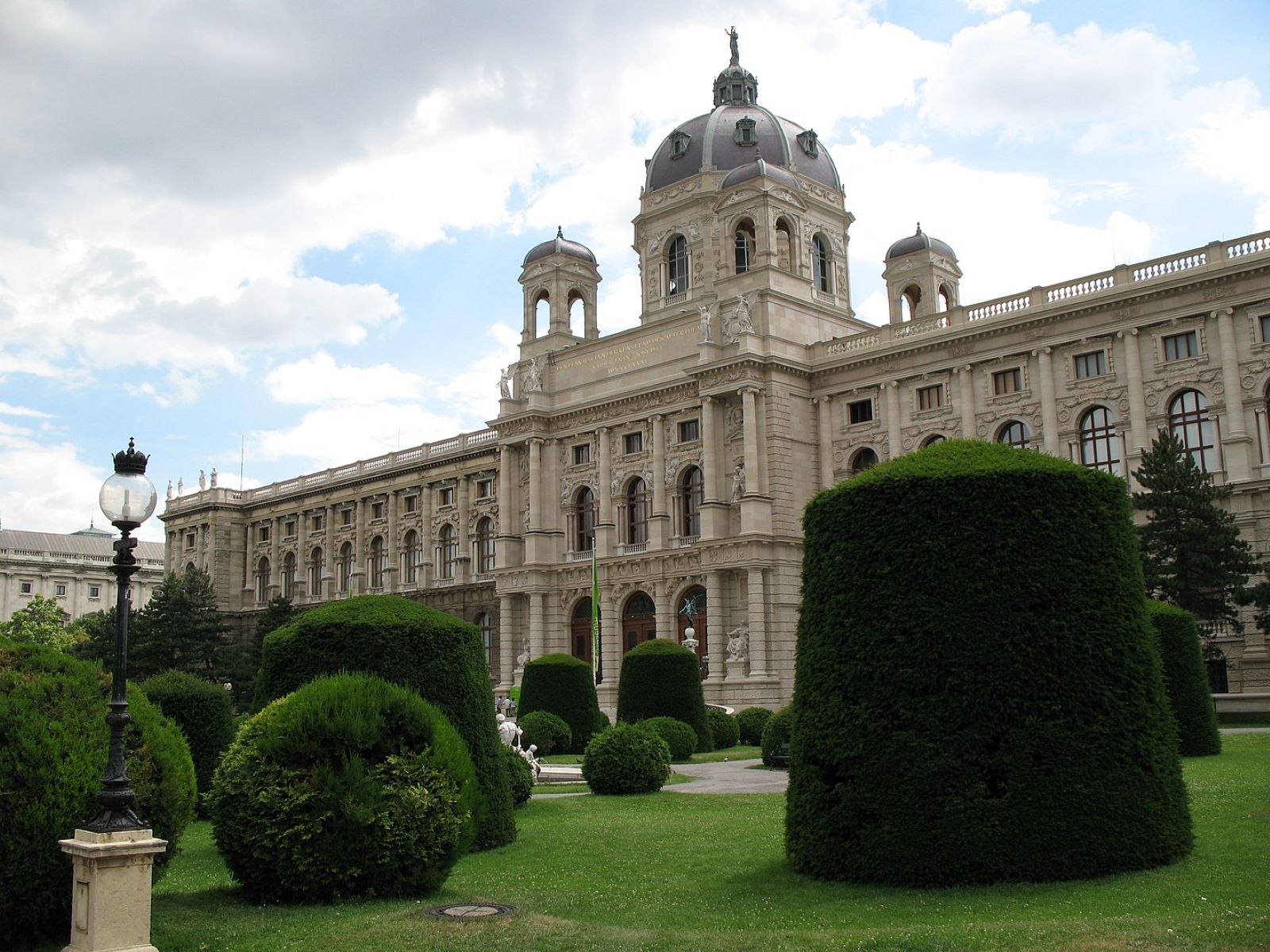 17 października 1891 roku otwarto Muzeum Historii Sztuki w Wiedniu